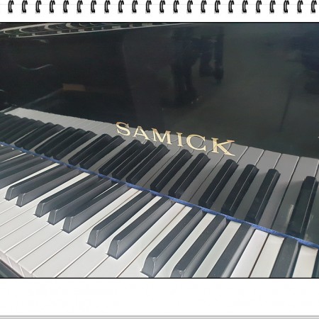 청량미 넘치는 작은 그랜드피아노 매력을 담다.